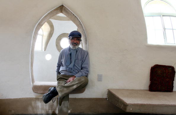Iranian-born Architect Nader Khalili pos